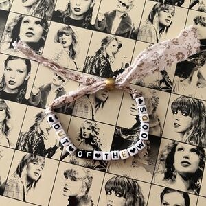Taylor Swift friendship bracelet